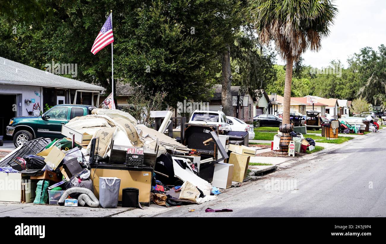 Kissimmee, Usa. 04. Oktober 2022. Massive Trümmerhaufen, nachdem Hochwasser einen Apartmentkomplex zerstört hatte, als die Arbeiten zur Säuberung und Reparatur von Häusern, die im Rahmen des Unwehens Ian, 4. Oktober 2022 in Kissimmee, Florida, beschädigt wurden. Quelle: Robert Kaufmann/FEMA/Alamy Live News Stockfoto