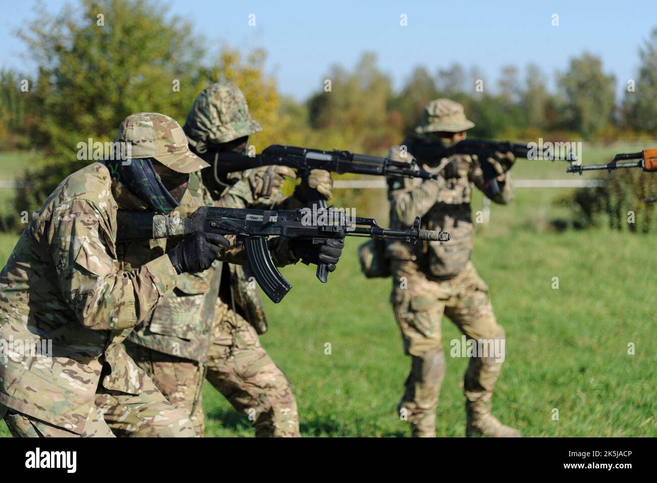 Lviv, Ukraine 8. Oktober 2022. Militärische Ausbildung für Zivilisten im Schießen nach der Methodik der brasilianischen Spezialeinheiten. Russland marschierte am 24. Februar 2022 in die Ukraine ein und löste damit den größten militärischen Angriff in Europa seit dem Zweiten Weltkrieg aus Stockfoto