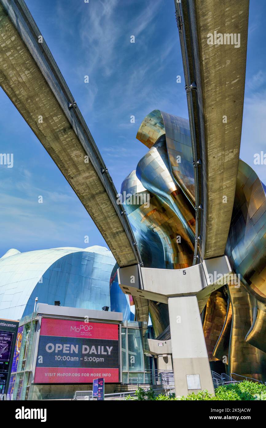 Die Monorail-Strecken von der Seattle World’s Fair führen in das Museum of Pop Culture in Seattle, Washington. Stockfoto