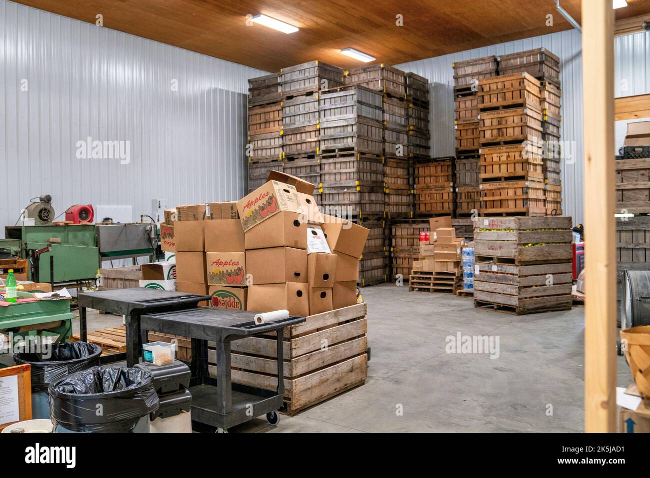 Der Verpackungsraum in der Apple Hill Orchard and Cider Mill in Morganton, North Carolina. Stockfoto