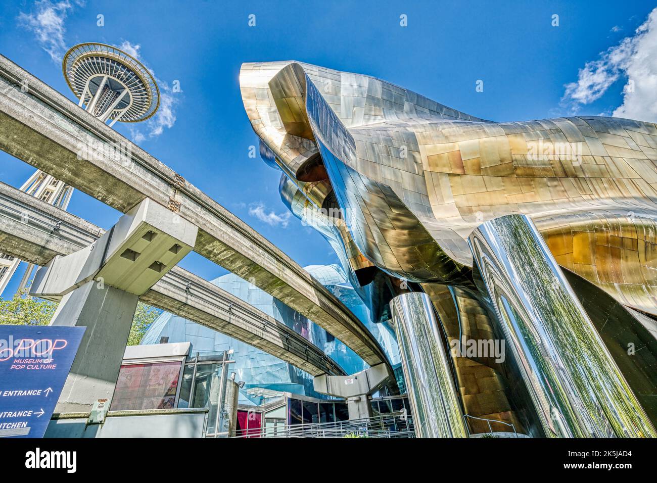 Die Monorail-Strecken von der Seattle World’s Fair mit Space Needle hinter sich führen in das Museum of Pop Culture in Seattle, Washington. Stockfoto