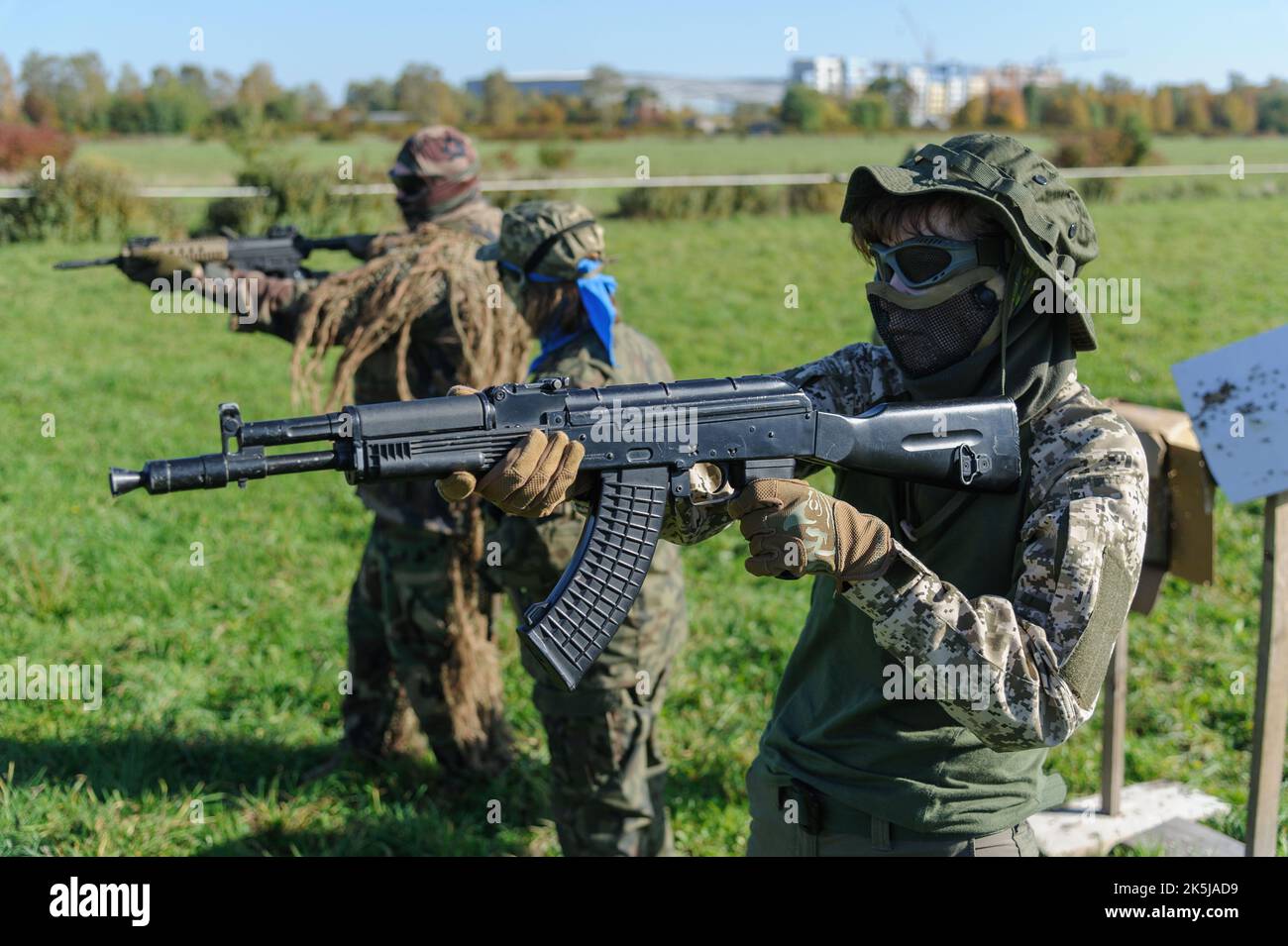 Lviv, Ukraine 8. Oktober 2022. Militärische Ausbildung für Zivilisten im Schießen nach der Methodik der brasilianischen Spezialeinheiten. Russland marschierte am 24. Februar 2022 in die Ukraine ein und löste damit den größten militärischen Angriff in Europa seit dem Zweiten Weltkrieg aus Stockfoto