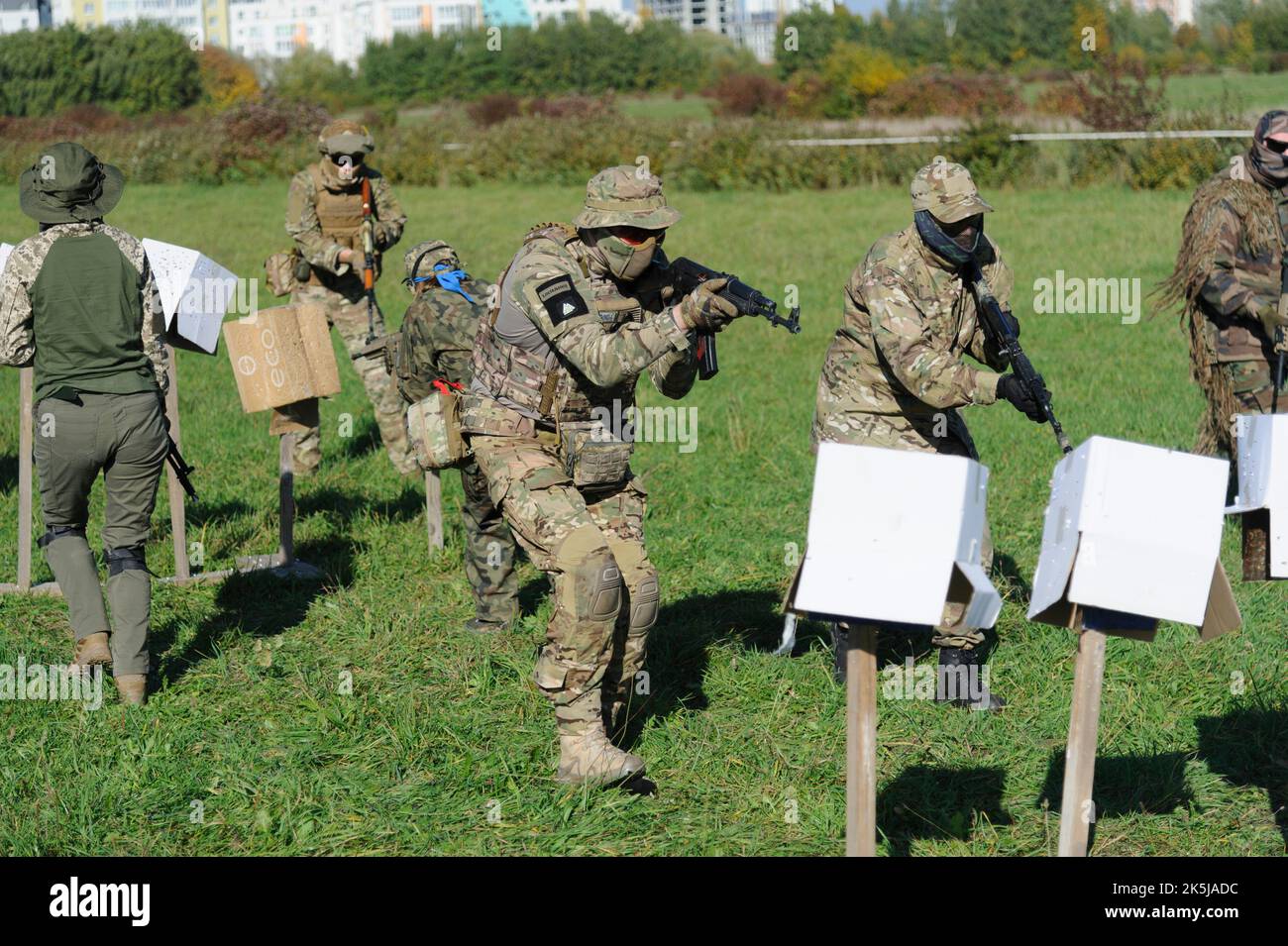 Lviv, Ukraine 8. Oktober 2022. Militärische Ausbildung für Zivilisten im Schießen nach der Methodik der brasilianischen Spezialeinheiten. Russland marschierte am 24. Februar 2022 in die Ukraine ein und löste damit den größten militärischen Angriff in Europa seit dem Zweiten Weltkrieg aus Stockfoto