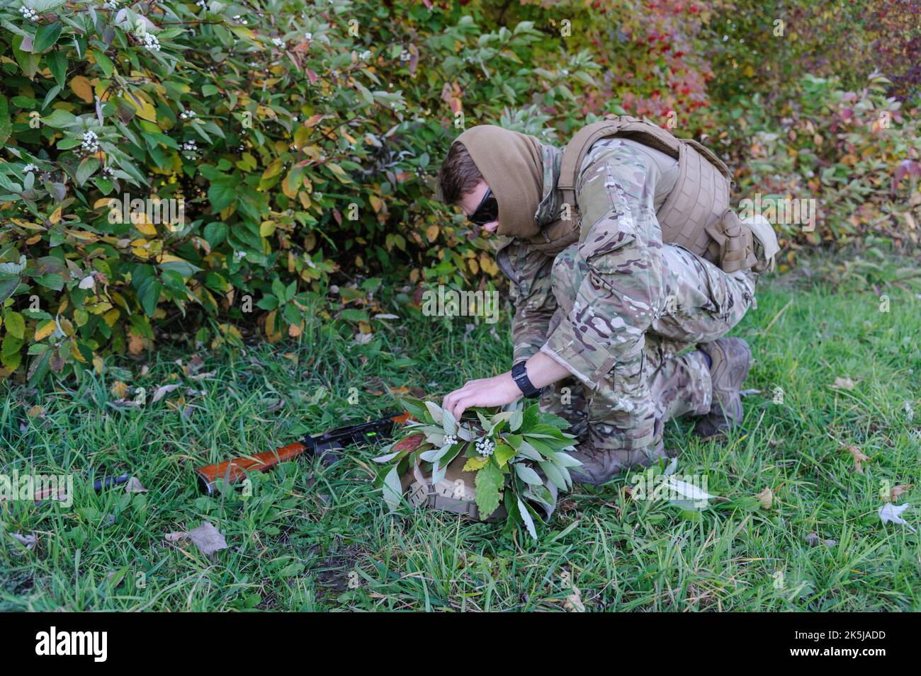 Lviv, Ukraine 8. Oktober 2022. Militärische Schulung für Zivilisten, um Maskierungstechniken zu erlernen. Russland marschierte am 24. Februar 2022 in die Ukraine ein und löste damit den größten militärischen Angriff in Europa seit dem Zweiten Weltkrieg aus Stockfoto