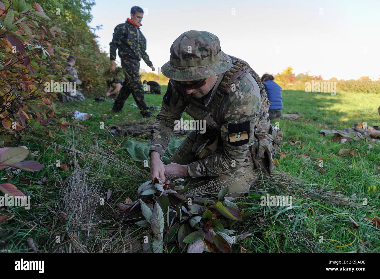 Lviv, Ukraine 8. Oktober 2022. Militärische Schulung für Zivilisten, um Maskierungstechniken zu erlernen. Russland marschierte am 24. Februar 2022 in die Ukraine ein und löste damit den größten militärischen Angriff in Europa seit dem Zweiten Weltkrieg aus Stockfoto