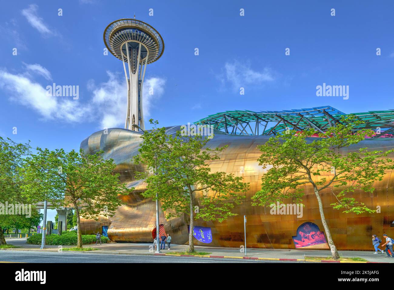 Das Museum of Pop Culture mit Space Needle in Seattle, Washington. Stockfoto