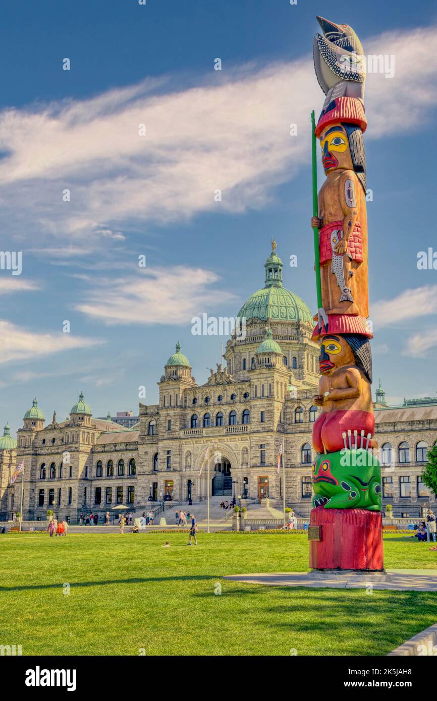 Das Volk der Küstensalise Wissen Totem Pole vor dem Parlamentsgebäude von British Columbia in Victoria, Kanada. Stockfoto