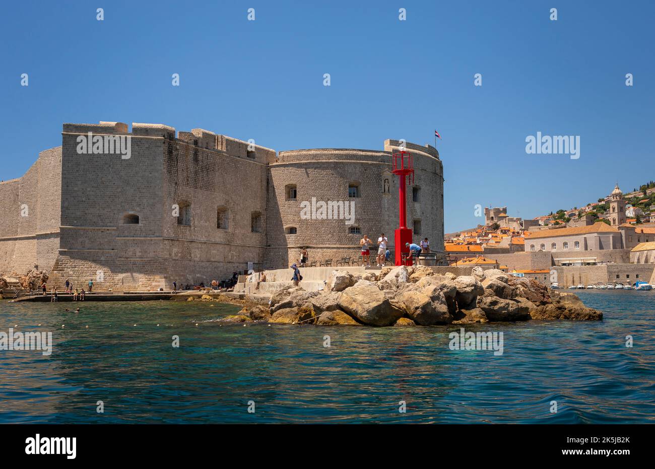 DUBROVNIK, KROATIEN, EUROPA - Hafenumzug zur ummauerten Festungsstadt Dubrovnik an der Dalmatiner Küste. Stockfoto