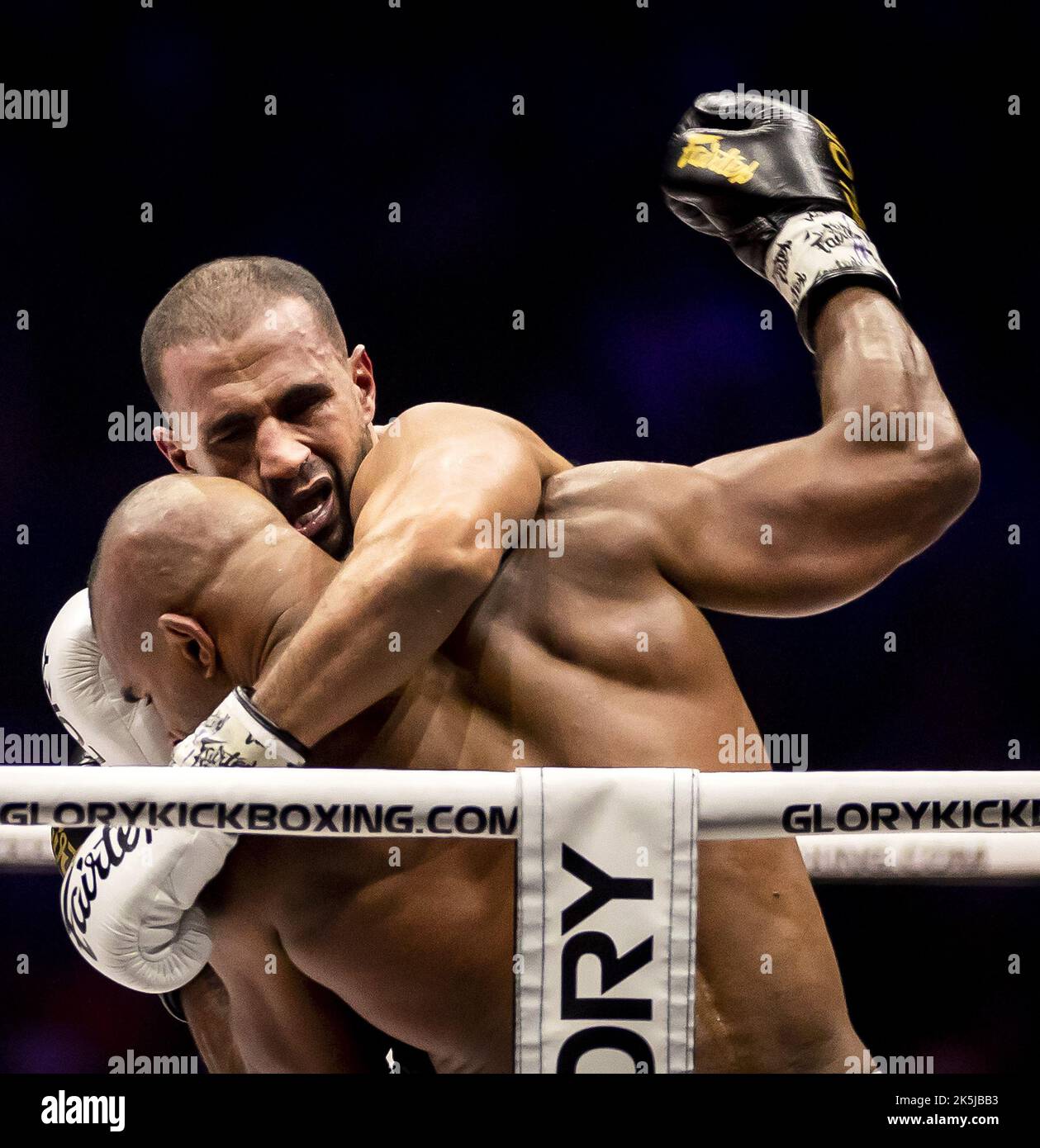 ARNHEM die Kickboxer Alistair Overeem und Badr Hari während ihres RUHMES Collision 4 kämpfen ARNHEM die Kickboxer Alistair Overeem und Badr Hari während ihres RUHMES Collision 4 kämpfen