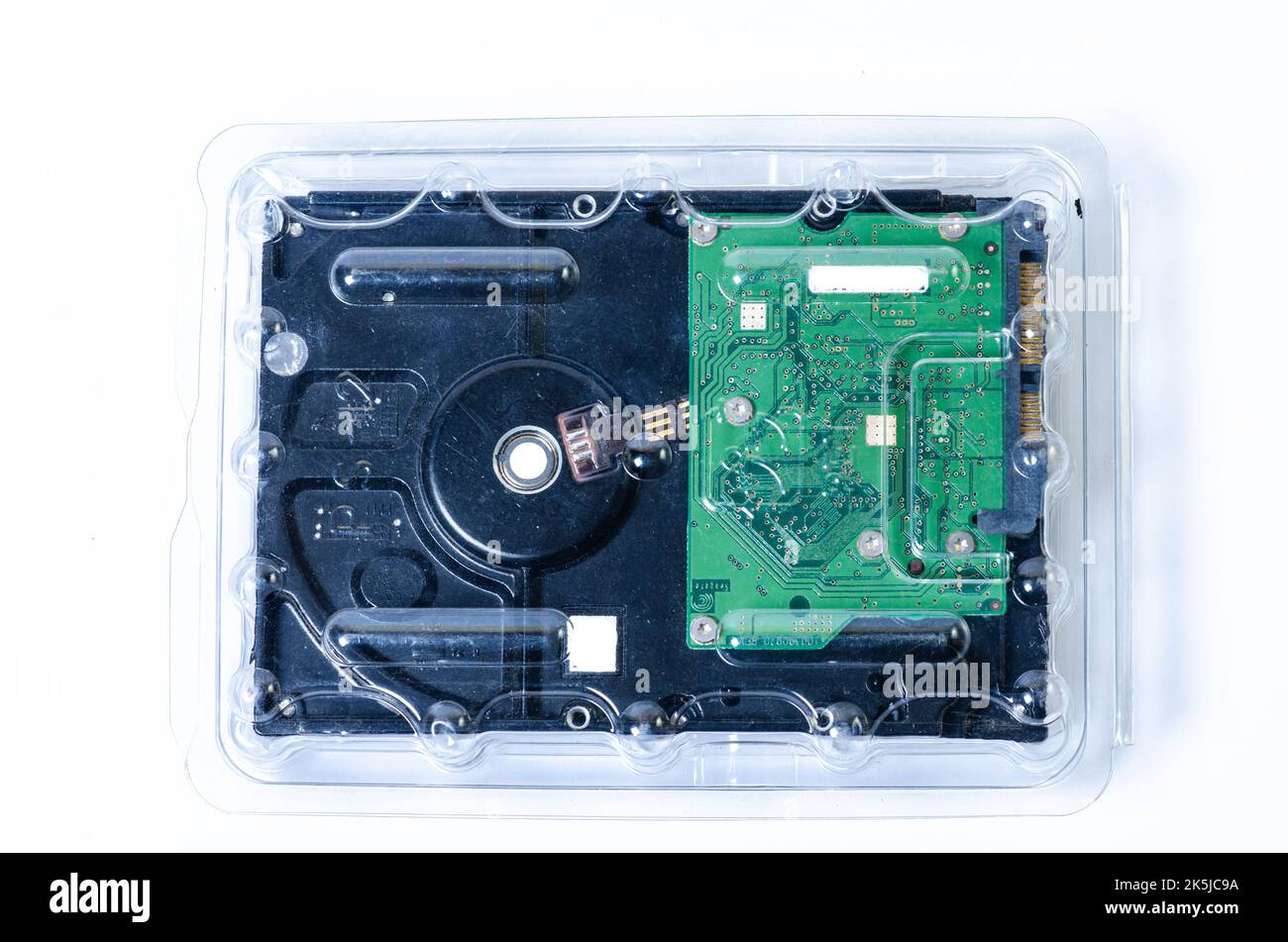 Festplatte HDD unterschiedlicher Größe isoliert auf weiß. Detailansicht des Inneren eines Festplattenlaufwerks Festplatten Datenspeicher Seite an Seite wi Stockfoto