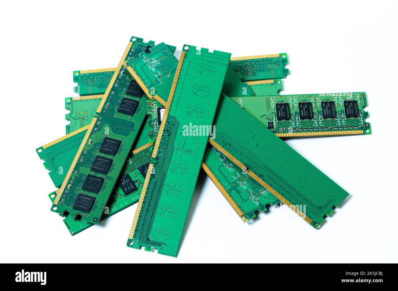 Computerspeicherkarte Close up Speichersockel an Bord Computerserver RAM auf weißem Hintergrund . System, Hauptspeicher, Random Access Memory, onboard, com Stockfoto