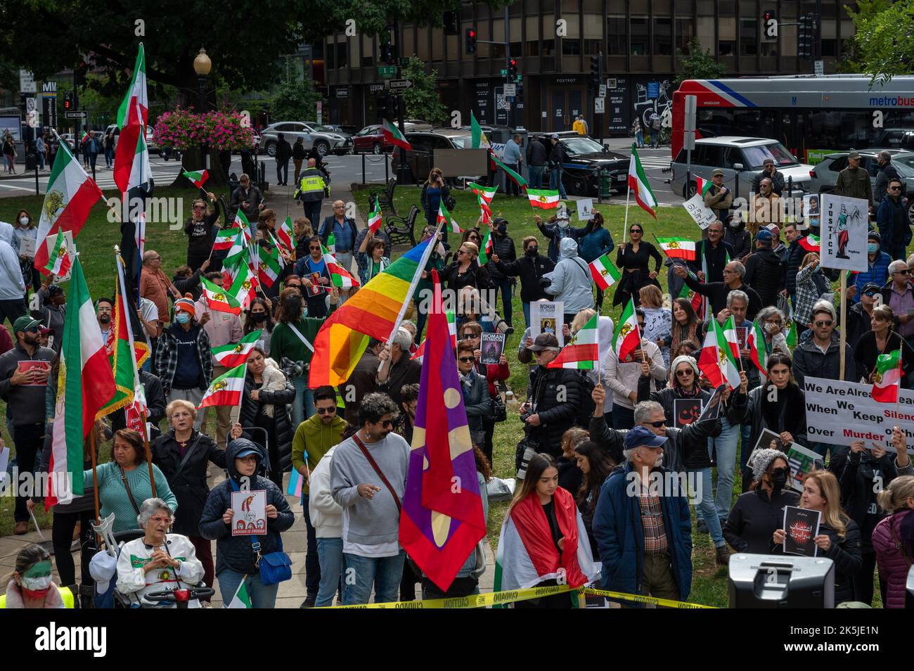 Washington, USA. 08. Oktober 2022. Demonstranten versammeln sich am Farragut-Platz, um gegen die iranische Regierung nach dem Tod von Mahsa Amini am 8. Oktober 2022 in Washington zu protestieren. DC Amini war ein 22-Jähriger, der in Polizeigewahrsam im Iran starb, nachdem er wegen Nichteinhaltung einer von der iranischen Regierung verhängten Kleiderordnung festgenommen worden war. (Foto: Matthew Rodier/Sipa USA) Quelle: SIPA USA/Alamy Live News Stockfoto