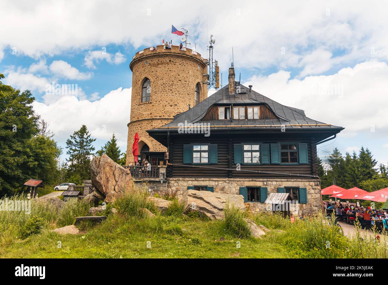 Josefs Aussichtsturm und Terezas Hütte am Berg Klet im Blansky Wald im Sommer. Kleť, Südböhmische Region, Tschechische Republik. Stockfoto