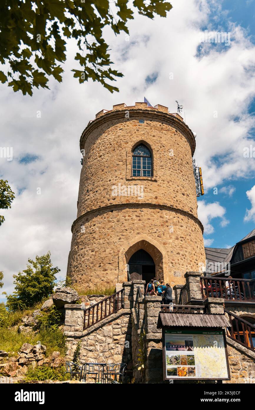 Josefs Aussichtsturm und Terezas Hütte am Berg Klet im Blansky Wald im Sommer. Kleť, Südböhmische Region, Tschechische Republik. Stockfoto