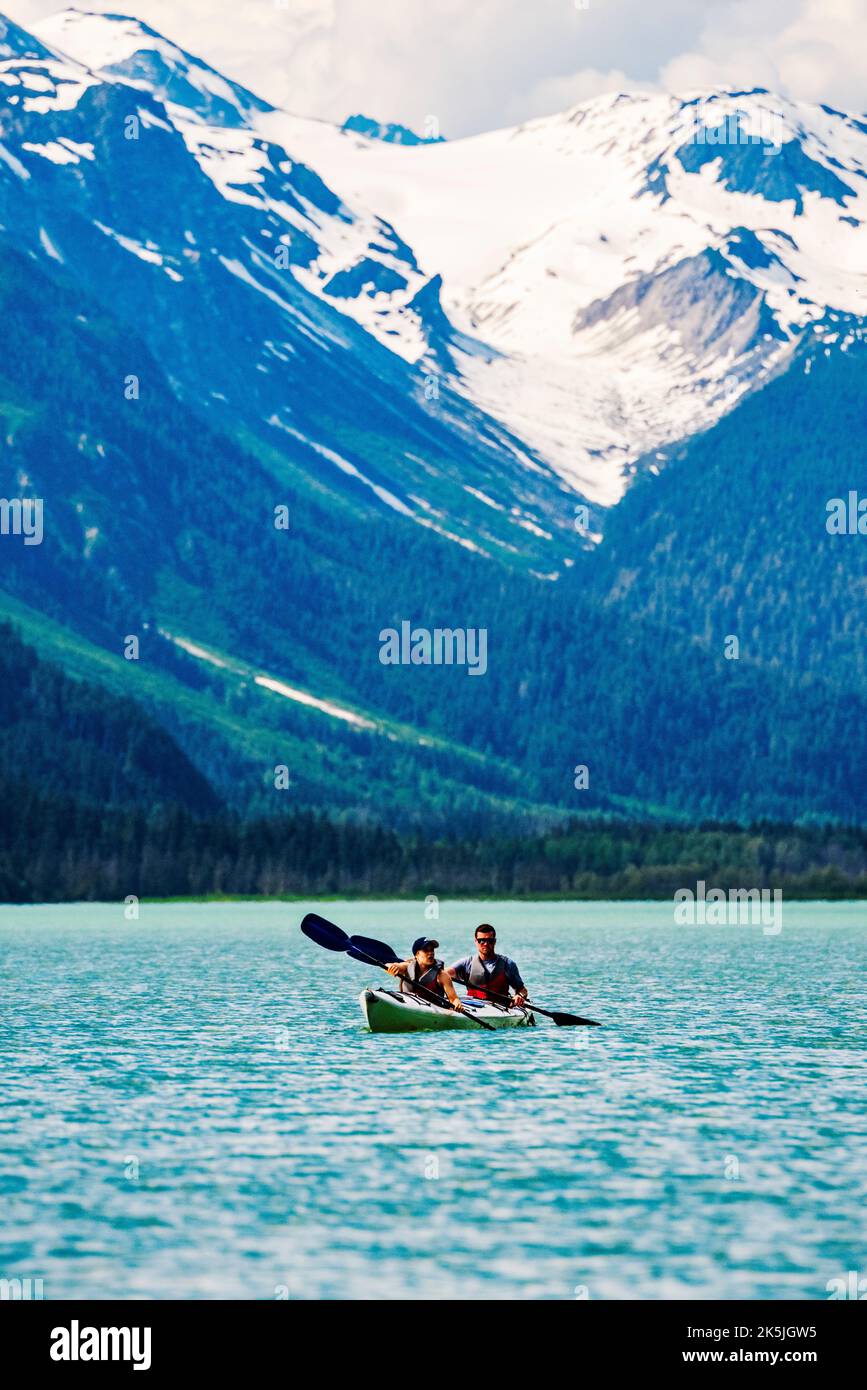 Farbenfrohe Kajakfahrer; Chilkoot Lake; Chilkoot State Recreation Site; Coast Mountains; Haines; Alaska; USA Stockfoto