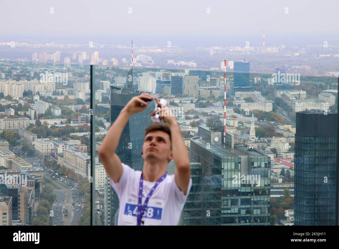 Warschau, Polen. 08. Oktober 2022. Am 08. Oktober 2022 macht ein Mann ein Selfie auf der Terrasse des Varso-Turms in Warschau, Polen. Die Teilnehmer liefen 53 Stockwerke hoch über den mehr als 300 Meter hohen Wolkenkratzer, Europas höchstes Gebäude, wobei die schnellsten Läufer den Wettbewerb in etwas mehr als 7 Minuten absolvten. Das während des Wettbewerbs gezogene Geld wird für ukrainische Wohltätigkeitsorganisationen verwendet. (Foto von Jaap Arriens/Sipa USA) Quelle: SIPA USA/Alamy Live News Stockfoto