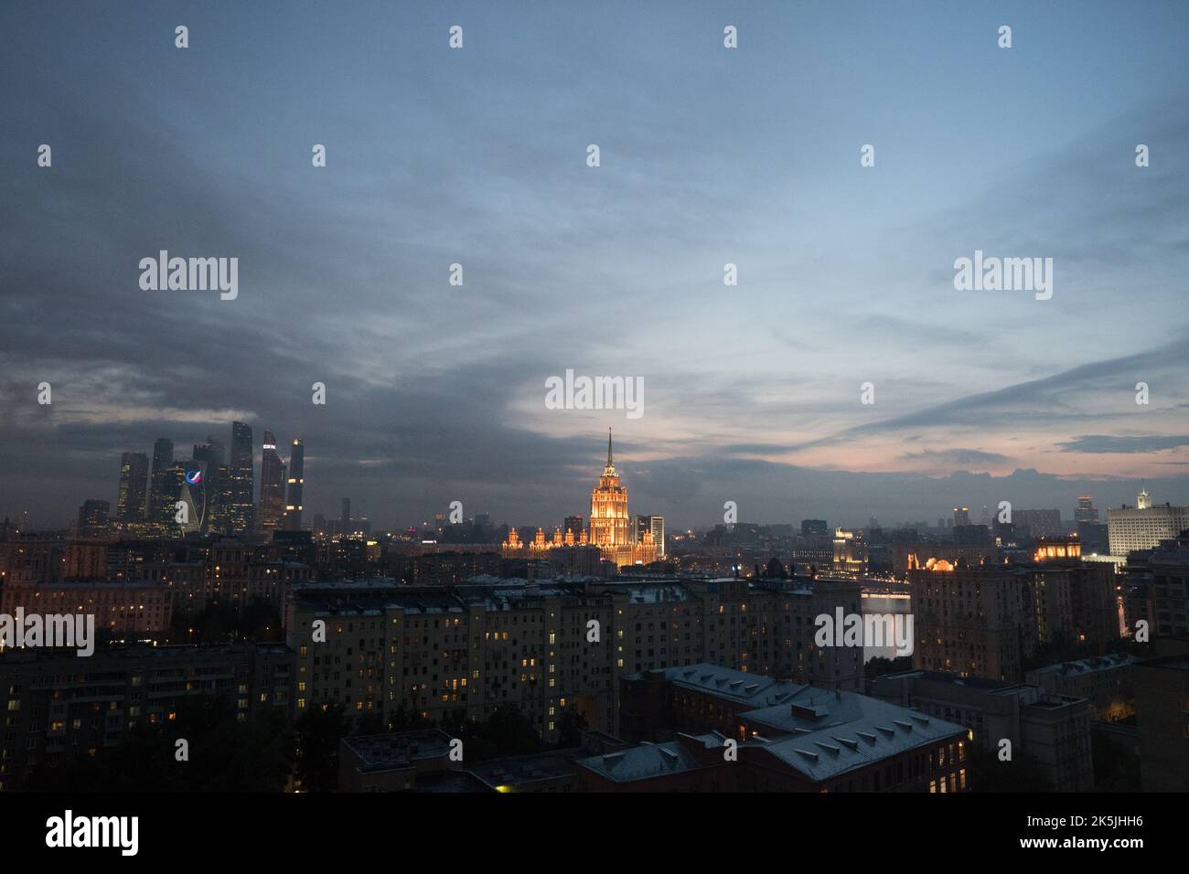 Eine der sieben Schwestern von Moskau, Russland. Eine Gruppe von sieben Wolkenkratzern in Moskau, die im stalinistischen Stil entworfen wurden. Sie wurden von 1947 bis 1953 gebaut. Stockfoto