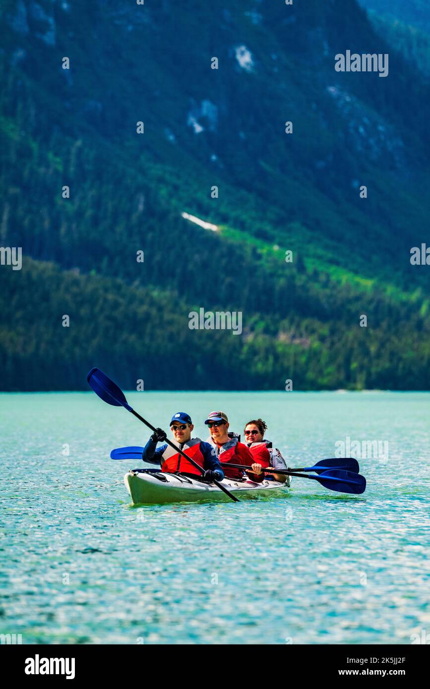 Farbenfrohe Kajakfahrer; Chilkoot Lake; Chilkoot State Recreation Site; Coast Mountains; Haines; Alaska; USA Stockfoto