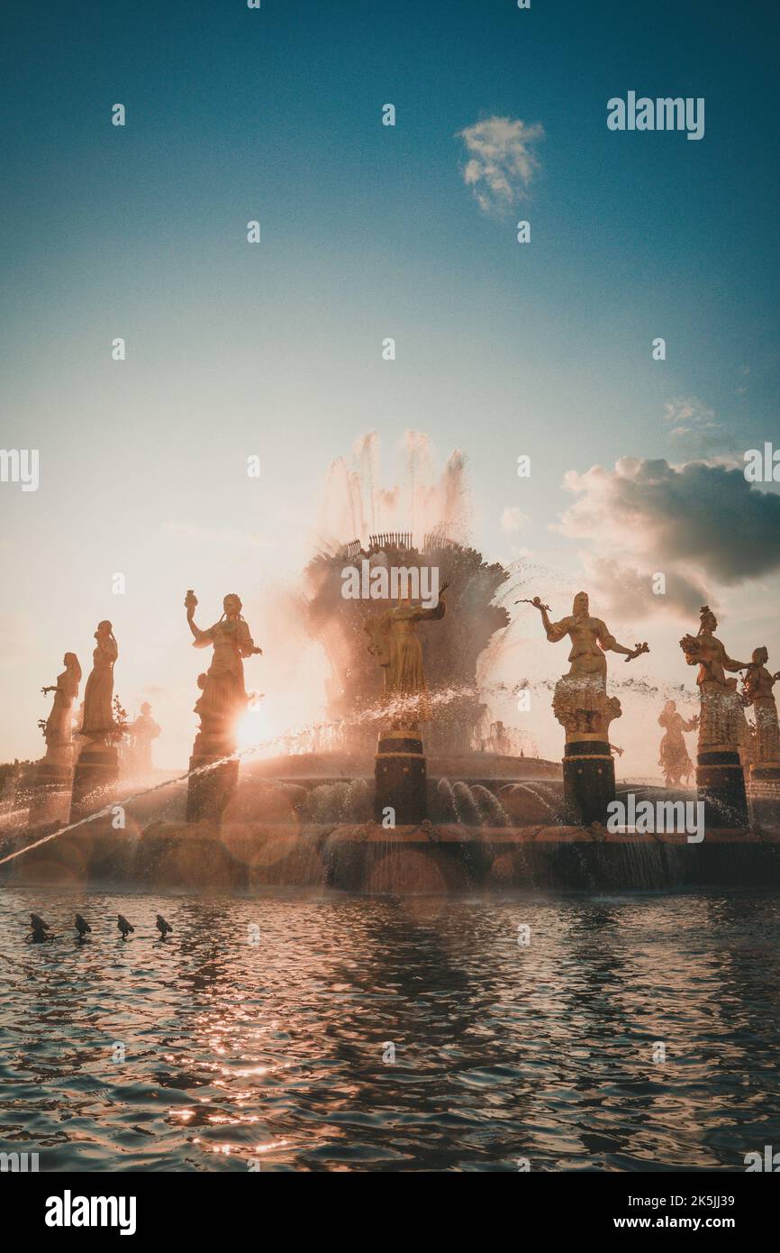 Der Brunnen der Freundschaft der Völker ist eines der Symbole nicht nur von VDNH, sondern auch von Moskau. 16 goldene Mädchen, die die 16 Republiken der UdSSR repräsentieren. Stockfoto