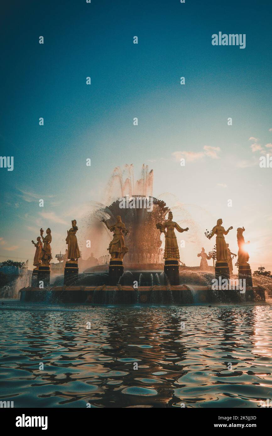 Der Brunnen der Freundschaft der Völker ist eines der Symbole nicht nur von VDNH, sondern auch von Moskau. 16 goldene Mädchen, die die 16 Republiken der UdSSR repräsentieren. Stockfoto