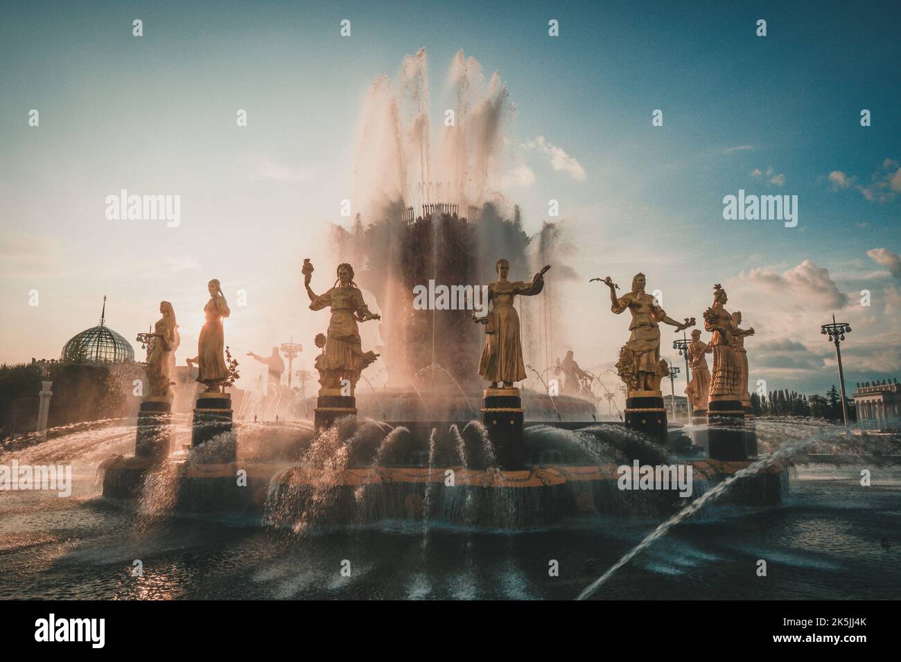 Der Brunnen der Freundschaft der Völker ist eines der Symbole nicht nur von VDNH, sondern auch von Moskau. 16 goldene Mädchen, die die 16 Republiken der UdSSR repräsentieren. Stockfoto