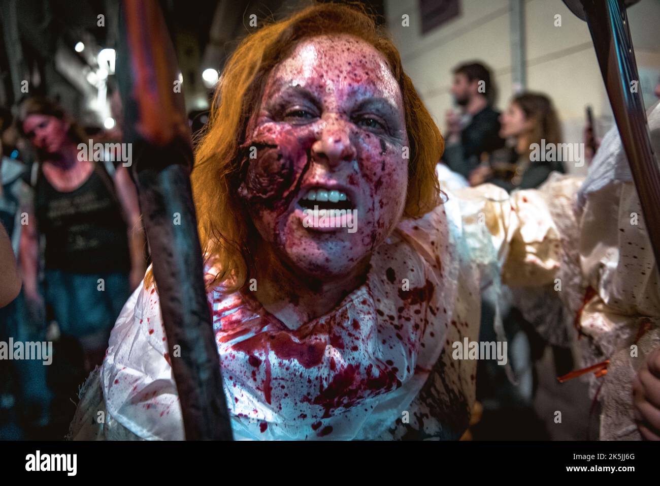 Sitges, Spanien. 8. Oktober 2022. Nachtschwärmer, die Zombies für den Sitges Zombie Walk 2022 auf die Straße ziehen Quelle: Matthias Oesterle/Alamy Live News Stockfoto