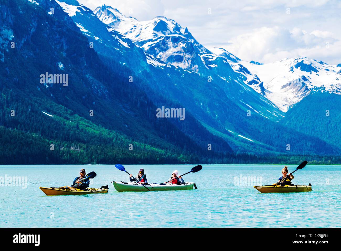 Farbenfrohe Kajakfahrer; Chilkoot Lake; Chilkoot State Recreation Site; Coast Mountains; Haines; Alaska; USA Stockfoto