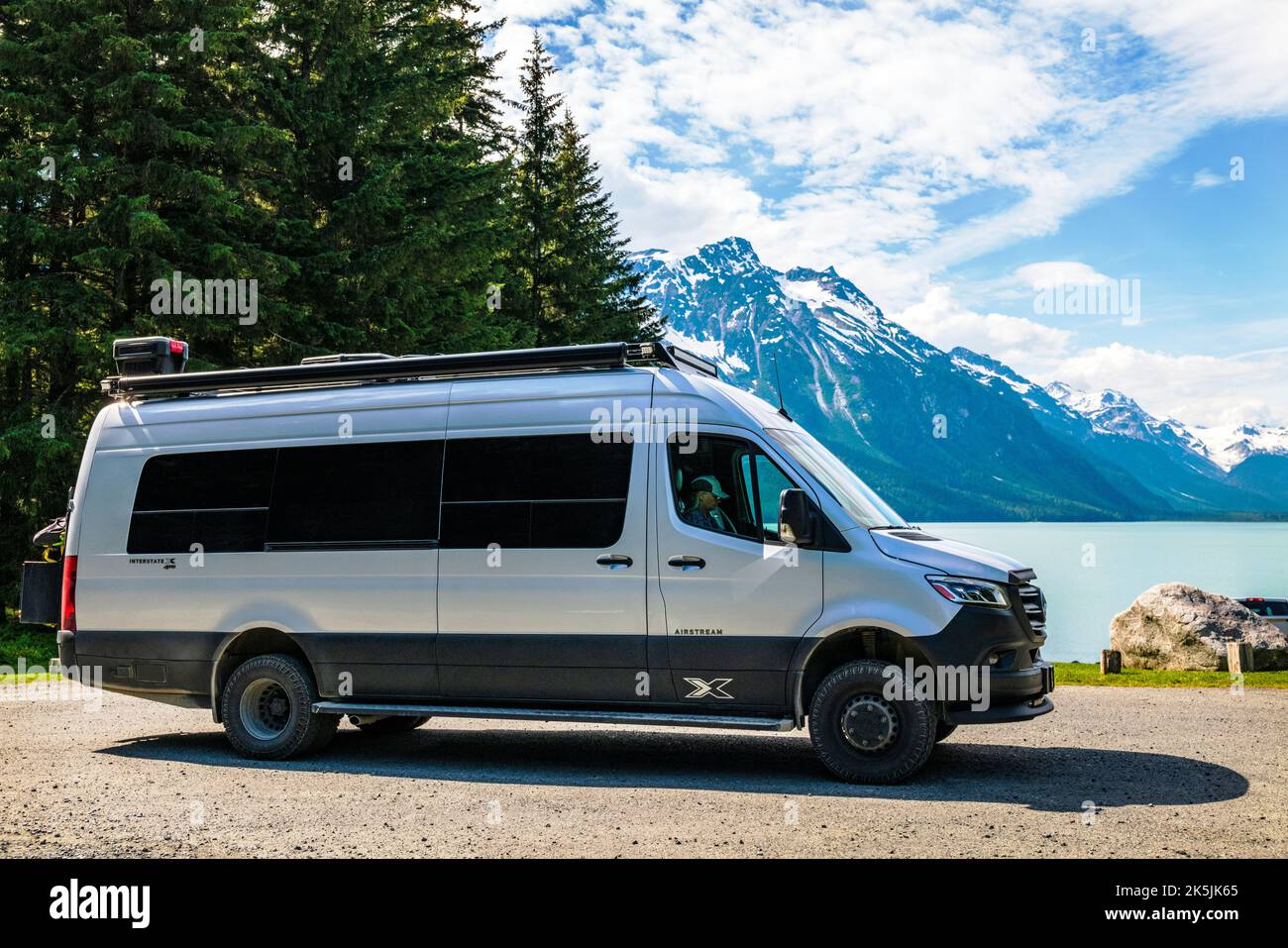 Airstream Interstate 24X 4WD Wohnmobil; Chilkoot Lake; Chilkoot State Recreation Site; Coast Mountains; Haines; Alaska; USA Stockfoto