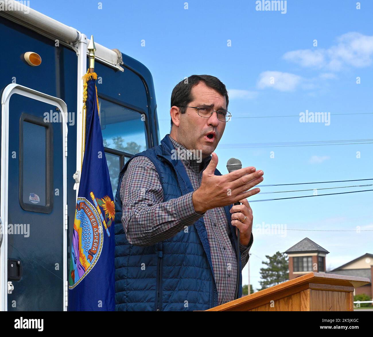 EMPORIA, KANSAS - 8. OKTOBER 2022Kansas Generalbundesanwalt Derek Schmidt der republikanische Gouverneurskandidat während der Bustour zur KSGOP-Wahl spricht auf dem Messegelände des Landkreises Lyon mit der Menge der Unterstützer.Quelle: Mark Reinstein/MediaPunch Stockfoto