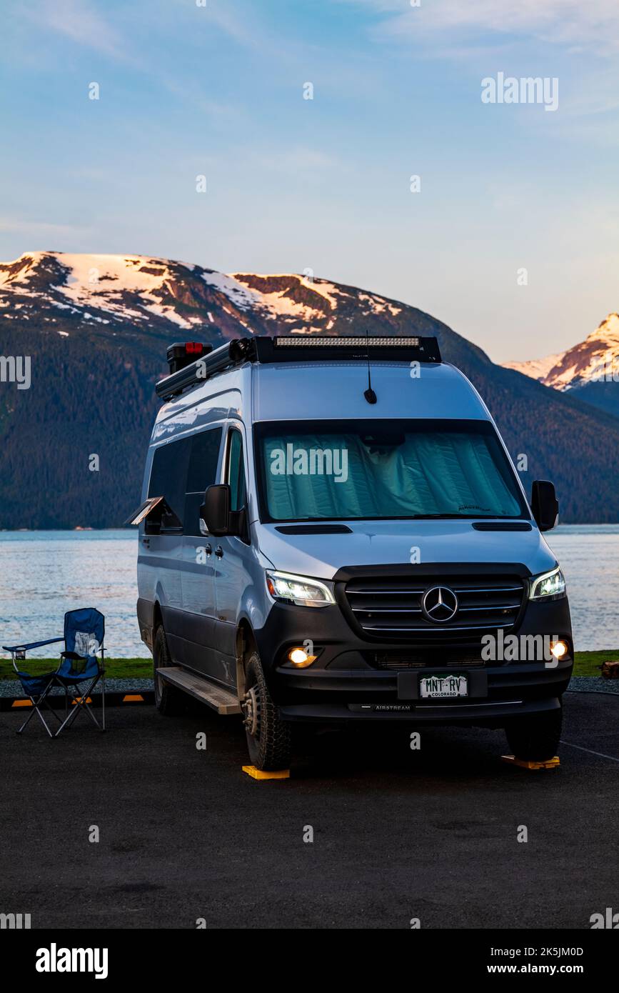Airstream Interstate 24X 4WD Wohnmobil; Chilkoot Inlet; Coast Mountains; Haines; Alaska; USA Stockfoto