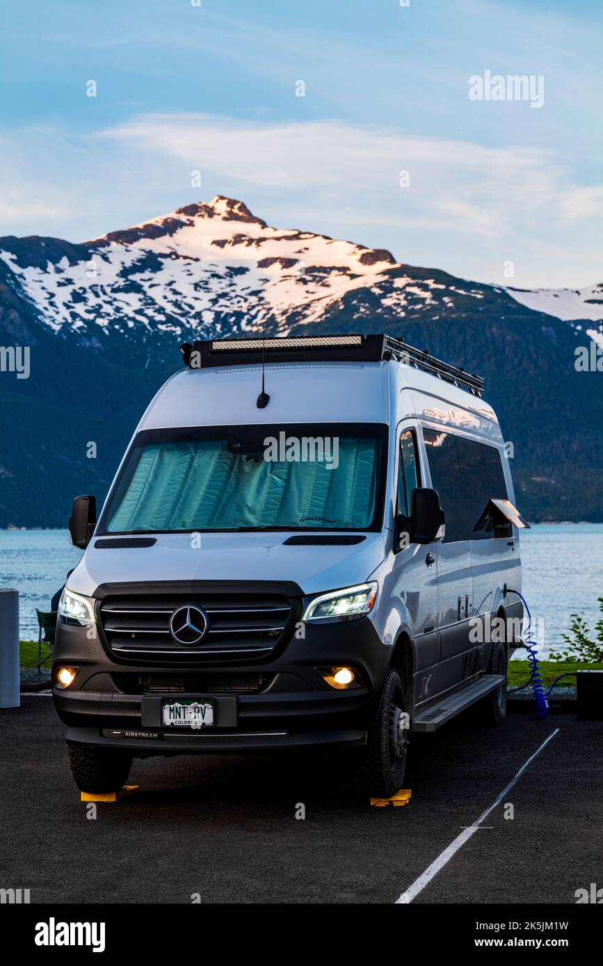 Airstream Interstate 24X 4WD Wohnmobil; Chilkoot Inlet; Coast Mountains; Haines; Alaska; USA Stockfoto