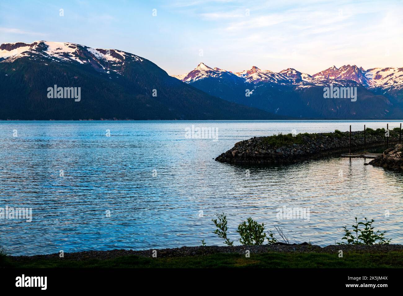 Chilkoot Inlet in der Abenddämmerung; Coast Mountains; Haines; Alaska; USA Stockfoto