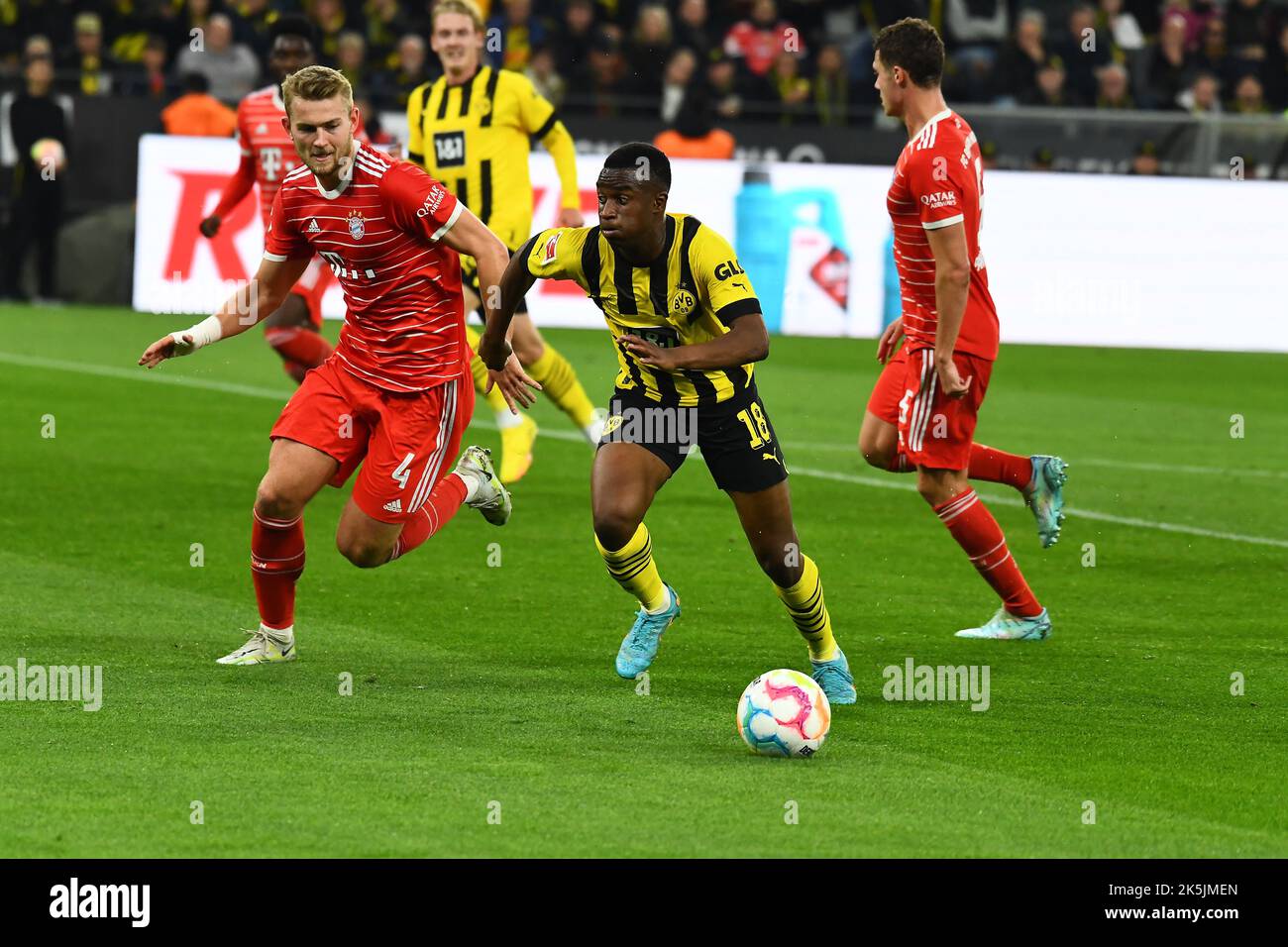 DORTMUND, 8. OKTOBER 2022: Youssoufa Moukoko, Matthijs de Ligt. Das Fußballspiel der Bundesliga Borussia Dortmund gegen Bayern München Stockfoto