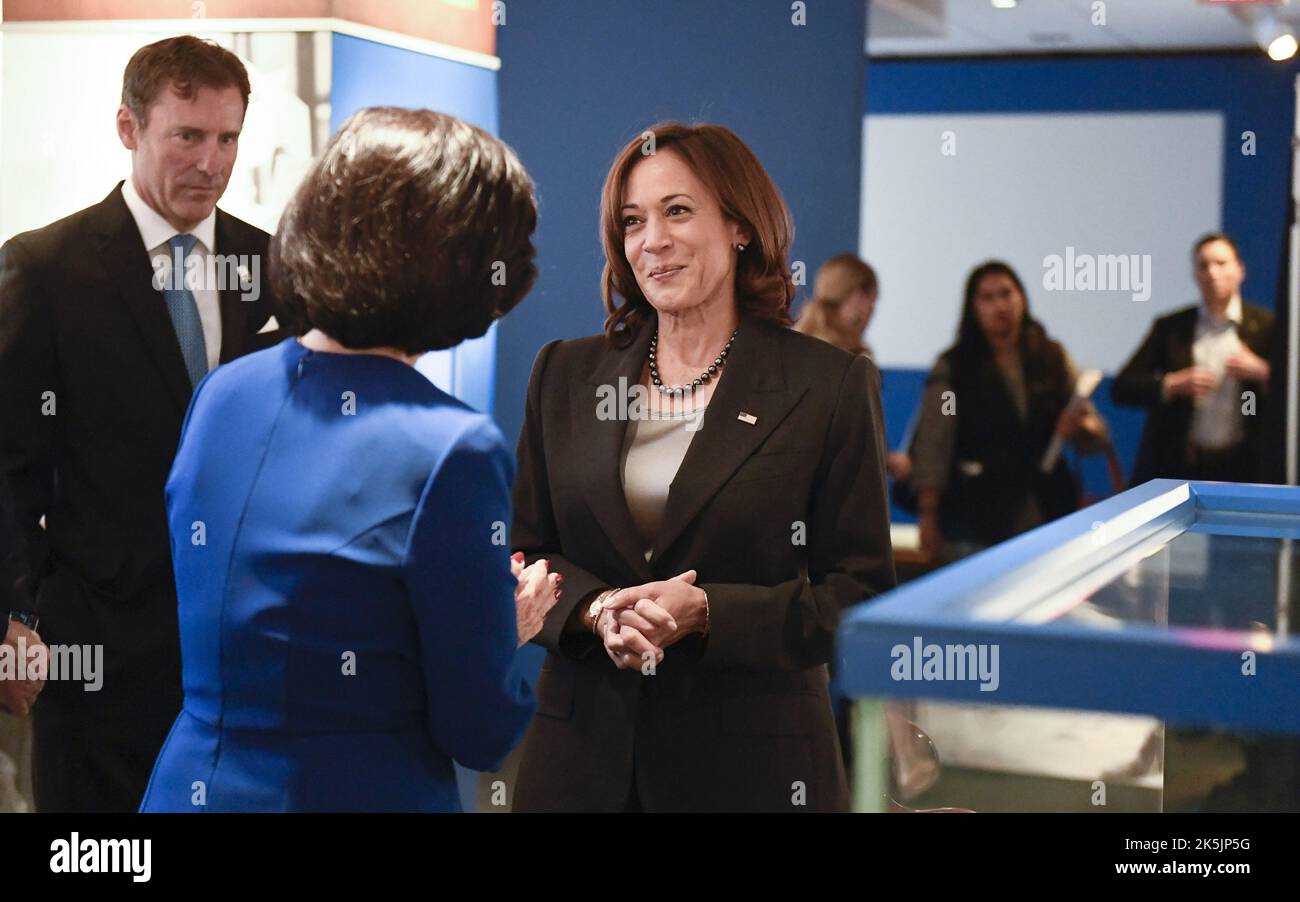 Austin, Usa. 08. Oktober 2022. Die US-Vizepräsidentin Kamala Harris steht mit Luci Baines Johnson, der Tochter des ehemaligen Präsidenten Lyndon Baines Johnson, an dem Schreibtisch, an dem Johnson am 6. August 1965 in der LBJ Library and Museum in Austin, Texas, den Voting Rights Act unterzeichnete, am Samstag, den 8. Oktober 2022. Foto von Bob Daemmrich/UPI Credit: UPI/Alamy Live News Stockfoto