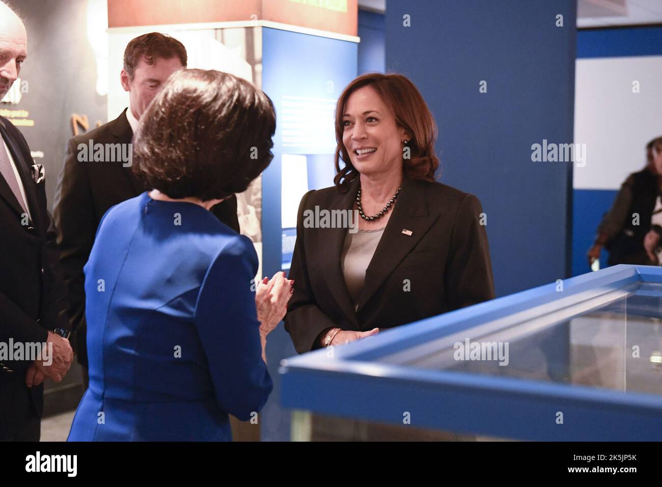 Austin, Usa. 08. Oktober 2022. Die US-Vizepräsidentin Kamala Harris steht mit Luci Baines Johnson, der Tochter des ehemaligen Präsidenten Lyndon Baines Johnson, an dem Schreibtisch, an dem Johnson am 6. August 1965 in der LBJ Library and Museum in Austin, Texas, den Voting Rights Act unterzeichnete, am Samstag, den 8. Oktober 2022. Foto von Bob Daemmrich/UPI Credit: UPI/Alamy Live News Stockfoto