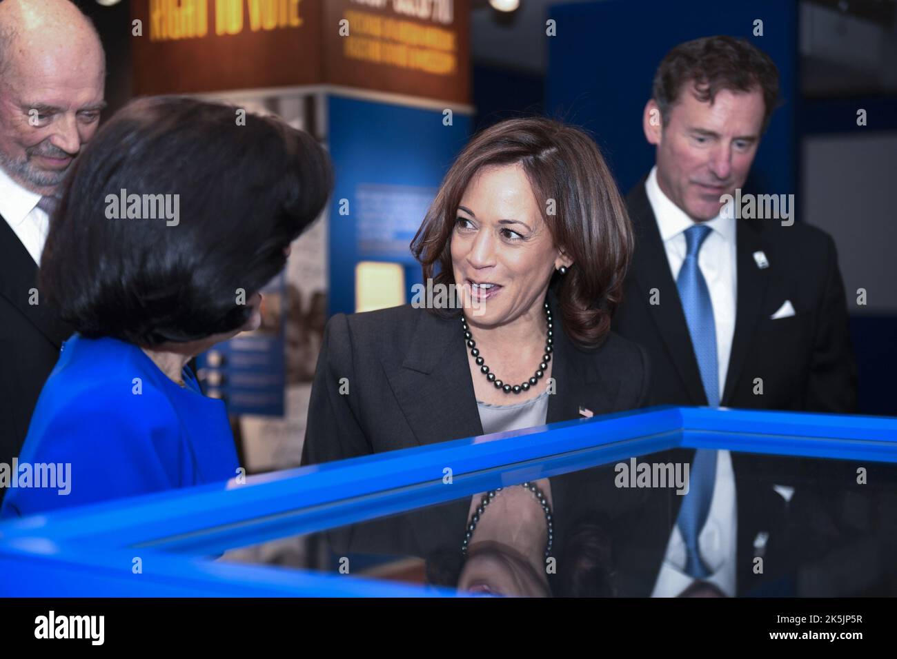 Austin, Usa. 08. Oktober 2022. Die US-Vizepräsidentin Kamala Harris steht mit Luci Baines Johnson, der Tochter des ehemaligen Präsidenten Lyndon Baines Johnson, an dem Schreibtisch, an dem Johnson am 6. August 1965 in der LBJ Library and Museum in Austin, Texas, den Voting Rights Act unterzeichnete, am Samstag, den 8. Oktober 2022. Foto von Bob Daemmrich/UPI Credit: UPI/Alamy Live News Stockfoto