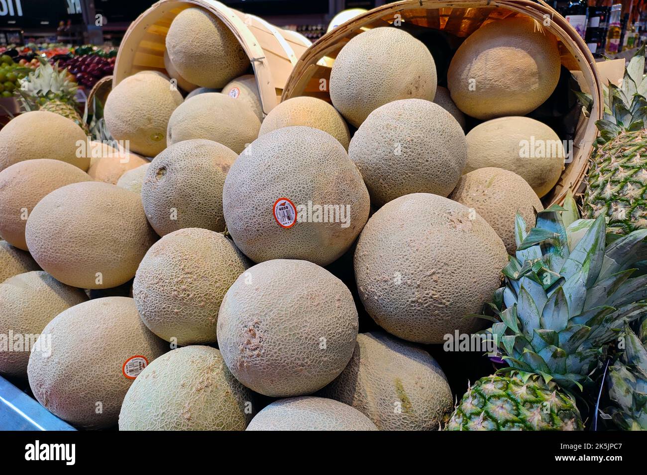 Cantaloupes und Ananas zum Verkauf im Supermarkt Stockfoto