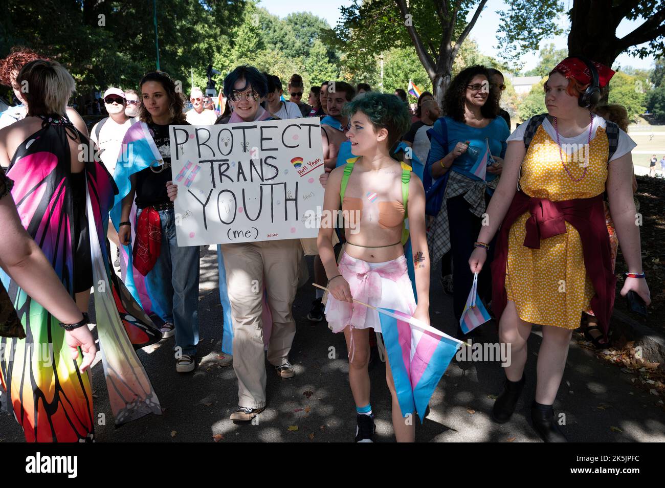 Atlanta, Georgia, USA. 8. Oktober 2022. Hunderte von transgender, nicht-binären und geschlechterspezifischen Personen und ihre Anhänger marschieren im Rahmen eines Transgender Rights marsch durch die Innenstadt von Atlanta im Rahmen des Pride Weekends.Bild: Transgender-Studenten und ihre Anhänger marschieren durch den Piedmont Park mit einem Schild, das den Schutz der Trans-Jugend ausrief. (Bild: © Robin Rayne/ZUMA Press Wire) Stockfoto