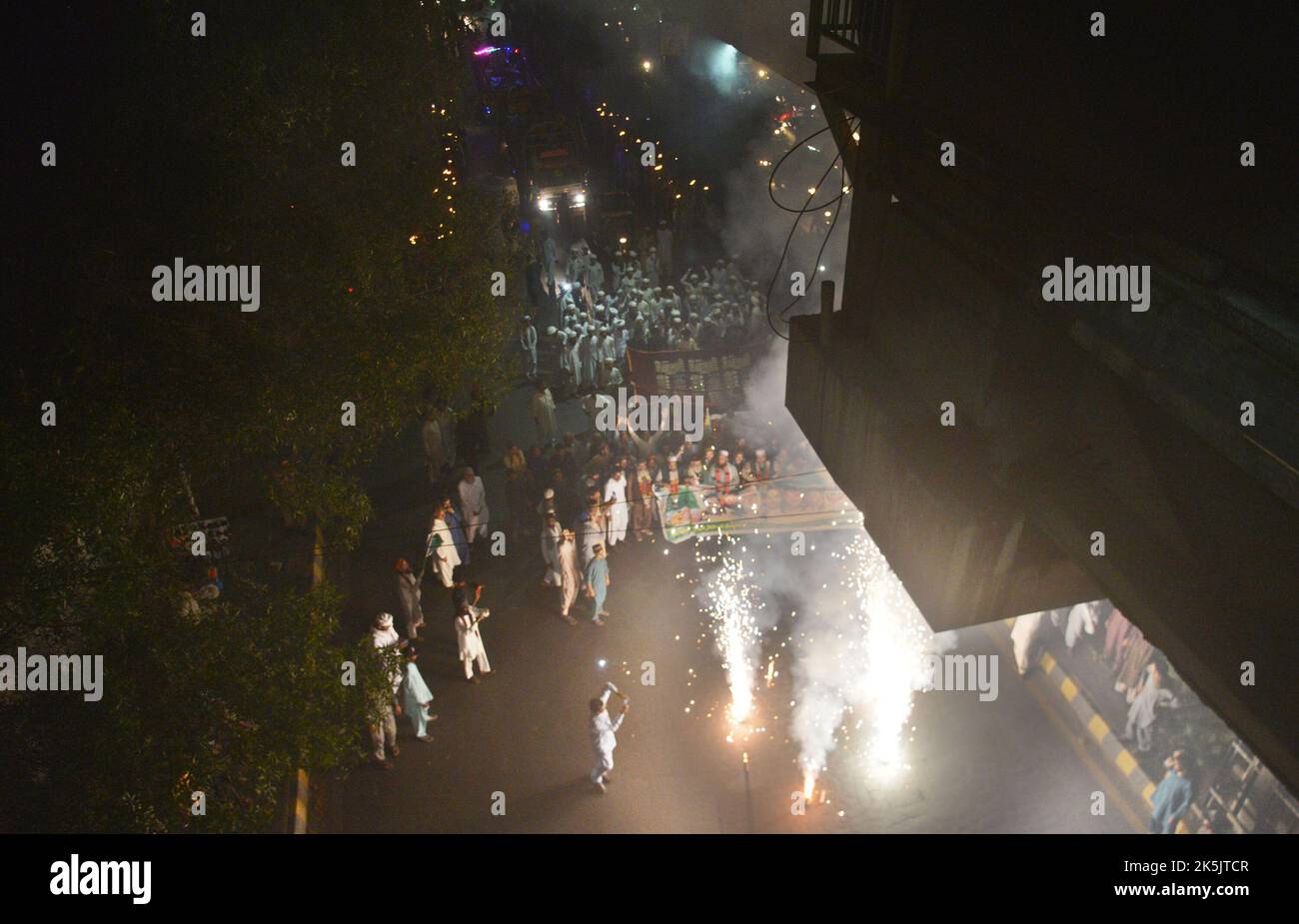 Das pakistanische Volk zündet am Vorabend des muslimischen Festivals