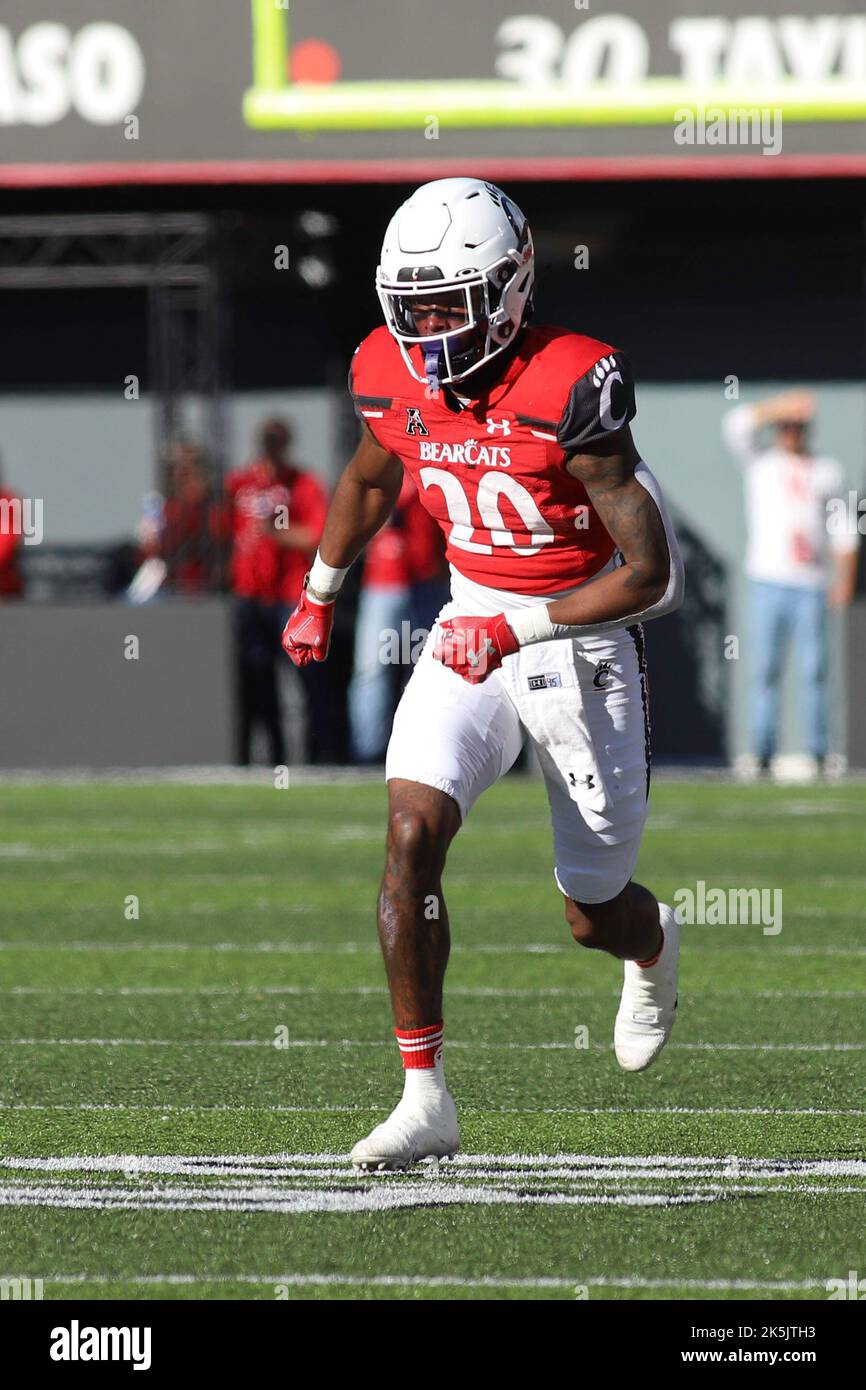 Cincinnati, Ohio, USA. 8. Oktober 2022. Cincinnati Bearcats WR Jadon Thompson während eines NCAA-Fußballspiels zwischen den Cincinnati Bearcats und den Indiana Hoosiers im Nippert Stadium in Cincinnati, Ohio. Kevin Schultz/CSM/Alamy Live News Stockfoto