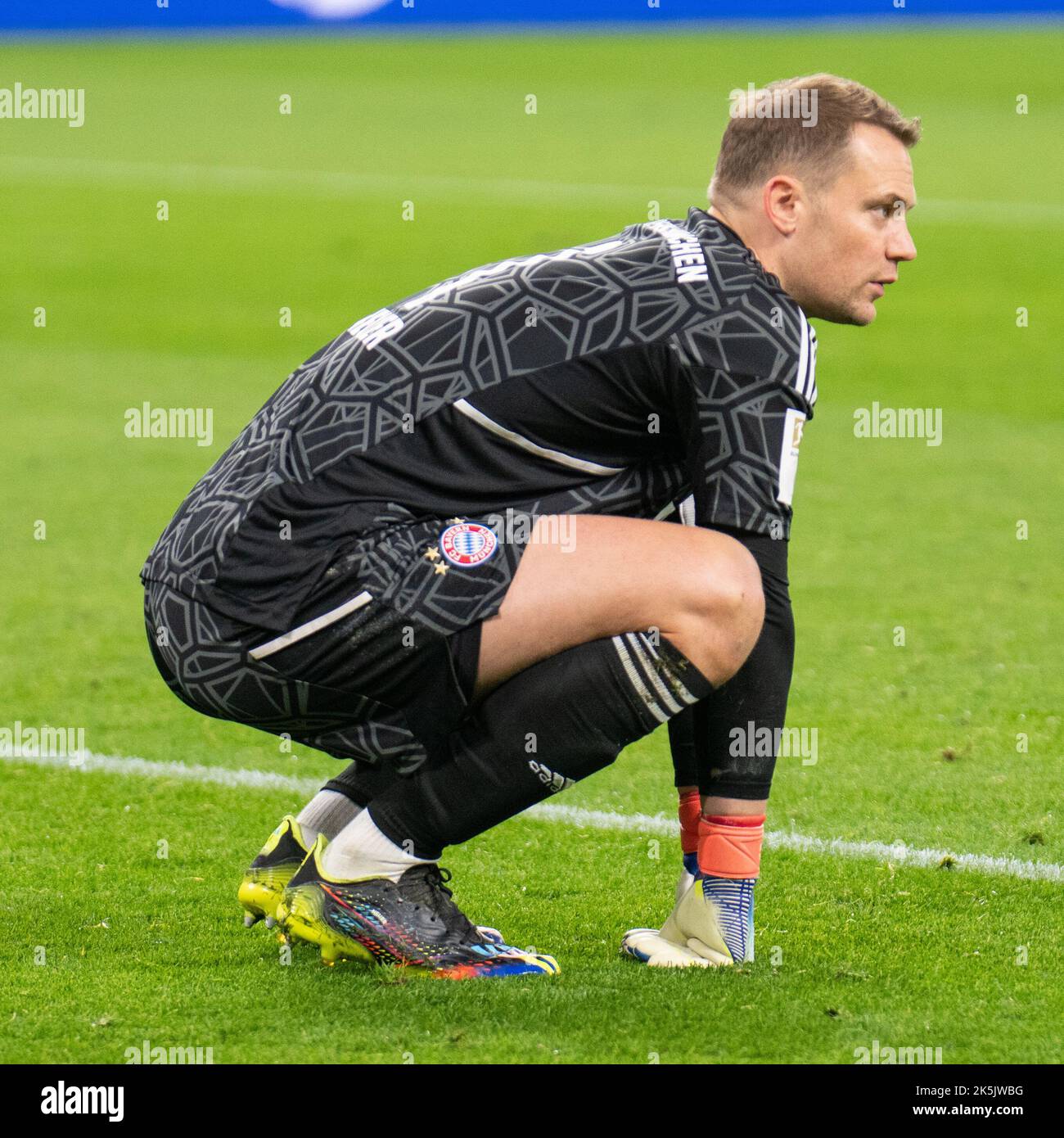 Dortmund, Nordrhein-Westfalen, Deutschland. 8. Oktober 2022. FC Bayern München Torwart MANUEL NEUER (1) hockt beim Spiel Borussia Dortmund gegen FC Bayern München im Signal Iduna Park in Dortmund am 8. Oktober 2022. (Bild: © Kai Dambach/ZUMA Press Wire) Bild: ZUMA Press, Inc./Alamy Live News Stockfoto