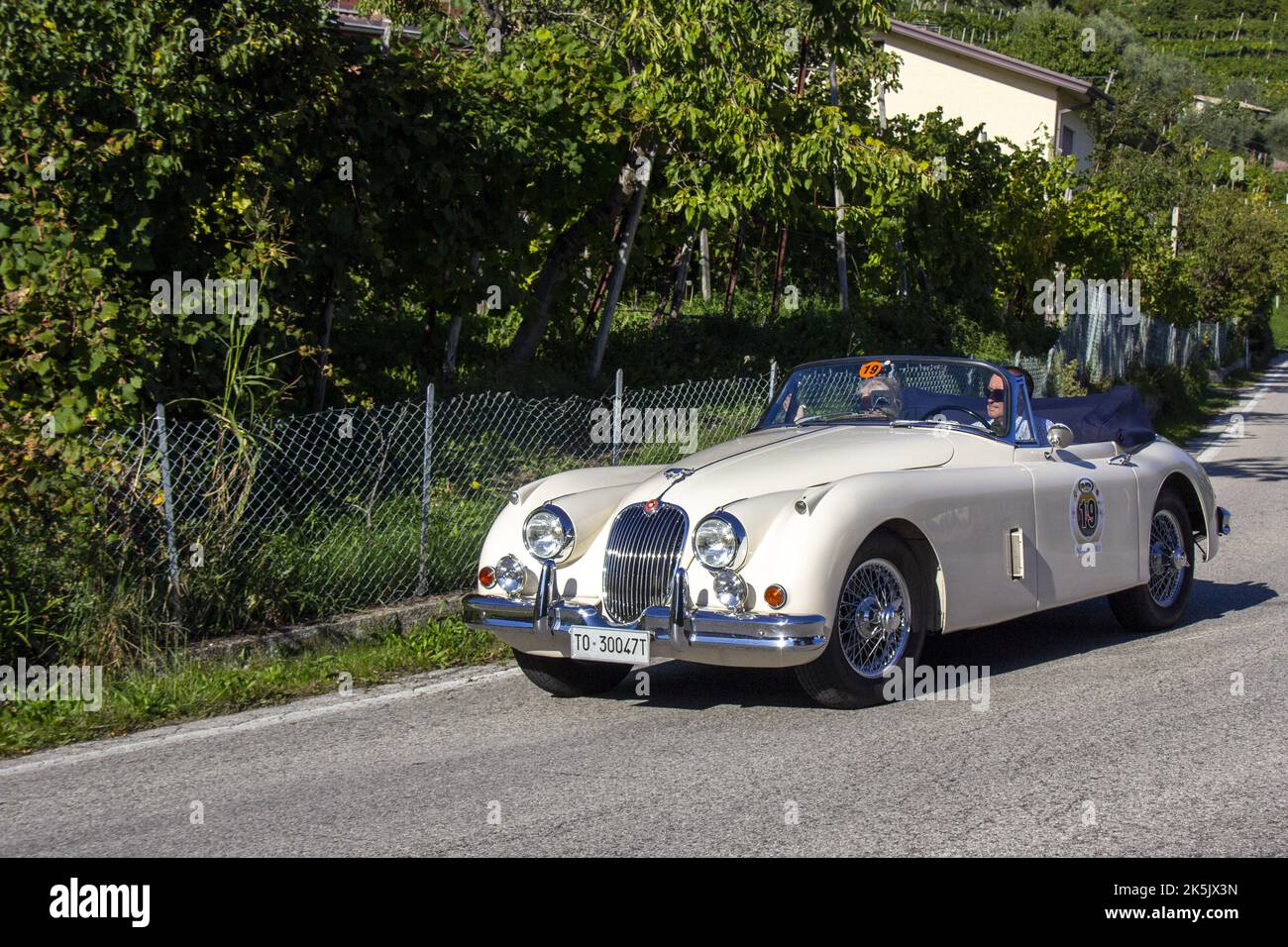 17. Ausgabe der kulturellen touristischen Veranstaltung für Oldtimer in den historischen Hügeln von Conegliano Valdobbiadene, ein UNESCO-Weltkulturerbe. (Foto von Mimmo Lamacchia/Pacific Press) Stockfoto