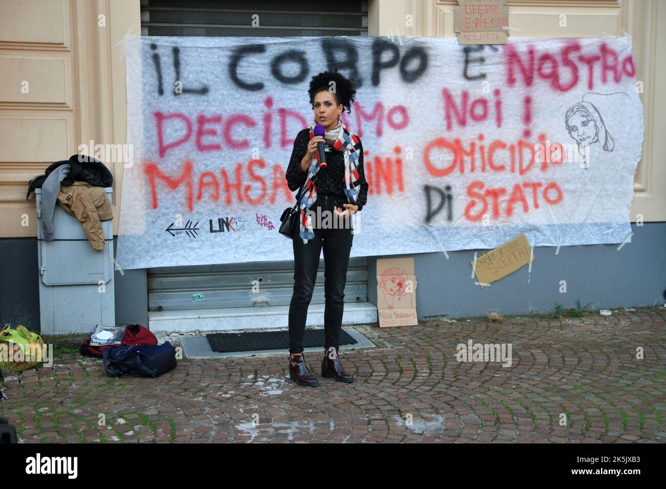 Salerno, Italien - Oktober 08/2022 : Junge Studenten und Freiwillige von Verbänden, nahmen an der Veranstaltung Teil, um ihre Nähe zu iranischen Frauen nach dem Tod von Mahsa Amini auszudrücken. Der Iran kurdischer Abstammung, der am 22. Juni von der moralischen Polizei getötet wurde, ist seit der Nachricht von ihrem Tod auf den Straßen des Iran mit Demonstranten gefüllt, die mehr Freiheit und mehr Rechte fordern. Die Regierung reagierte mit gewaltsamer Unterdrückung der Proteste und einer Internetblockade in der Hauptstadt, während die Städte im Rest des Landes keinen Zugang mehr zu Whatsapp und Instagram haben.eine aktivistische Spea Stockfoto