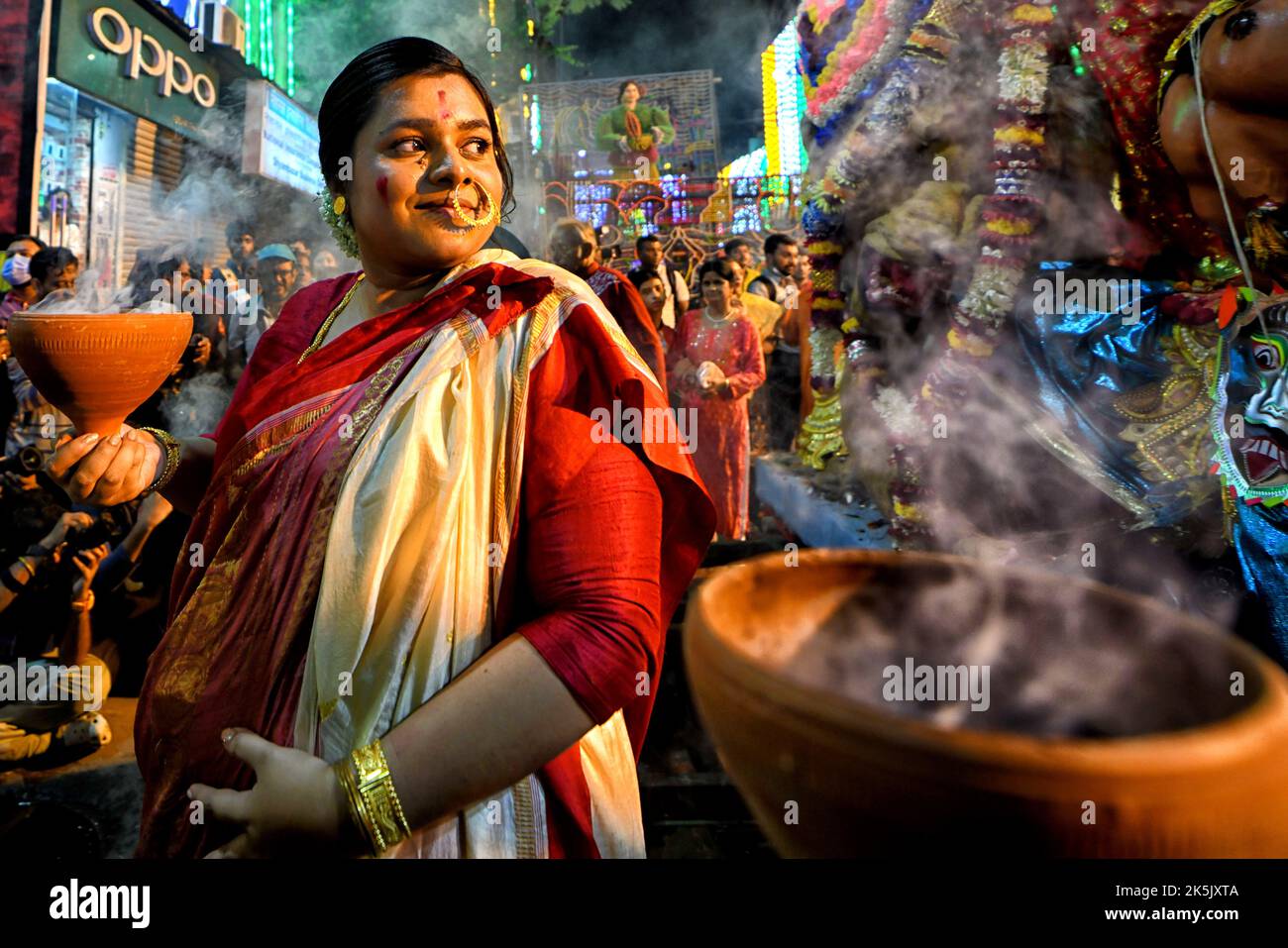 Kalkutta, Indien. 06. Oktober 2022. Eine Frau sah Dhunuchi tanzen während der Immersionsprozession von Durga Puja in Bagbazar. Vijaya Dashami ist der letzte Tag des 10 Tage langen Durgapuja Festivals in Indien. Kredit: SOPA Images Limited/Alamy Live Nachrichten Stockfoto
