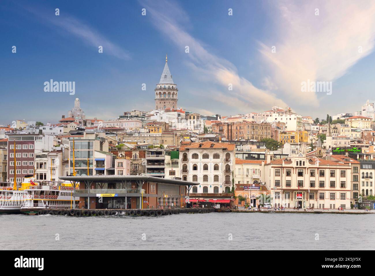 Istanbul, Türkei - 25. August 2022: Blick auf die Skyline von Istanbul, von der Bosporus Meerenge mit Blick auf den Galata Tower, den Karakoy Fährhafen und die Istanbul Regional Port Authority Stockfoto