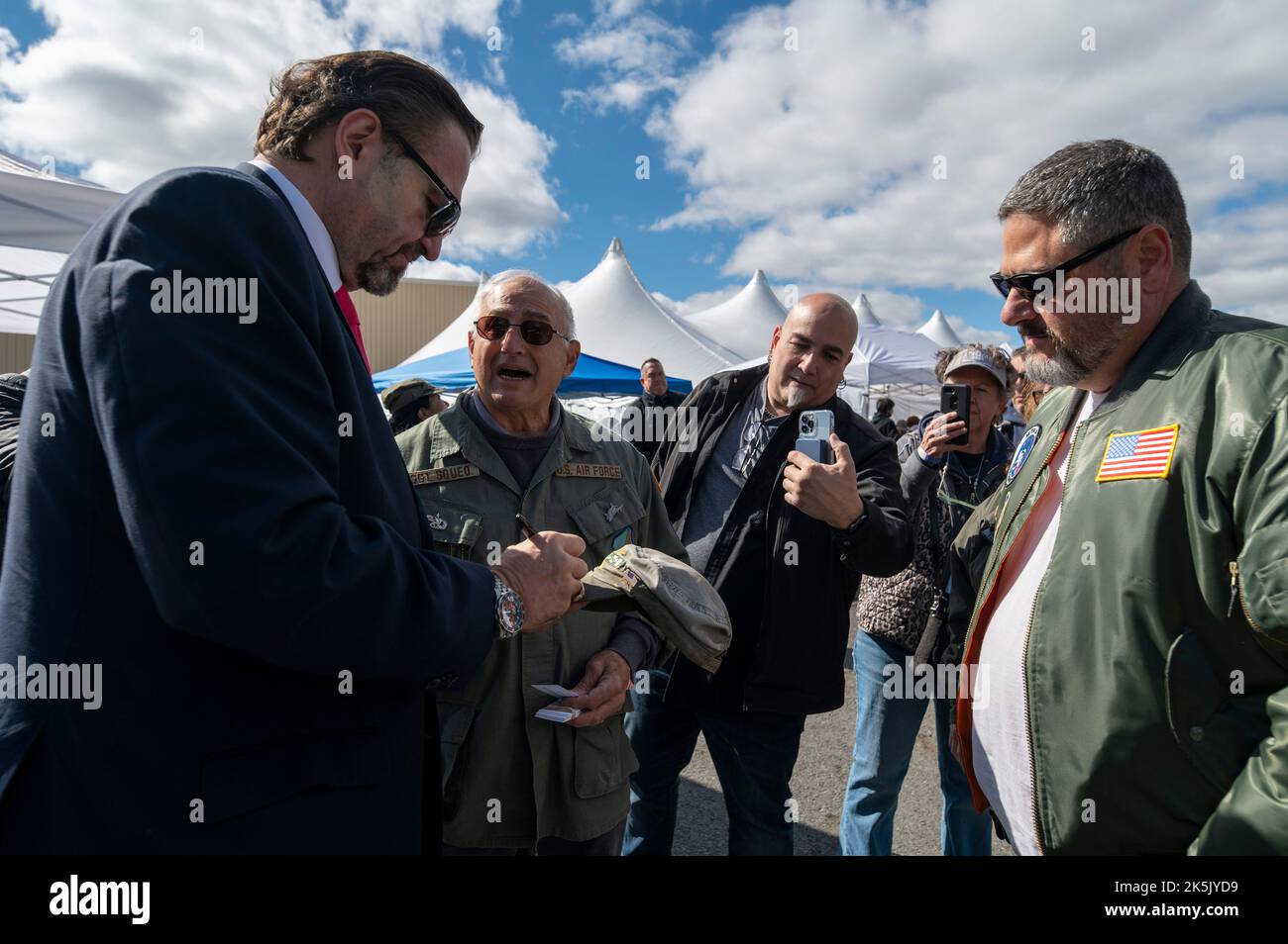 Greeley, Usa. 08. Oktober 2022. Sebastian Gorka der ehemalige stellvertretende Assistent von Donald Trump unterzeichnet beim Rod of Iron Freedom Festival eine Mütze für einen Mann. Das Rod of Iron Freedom Festival ist eine dreitägige Veranstaltung, bei der die zweite Änderung gefeiert wird. Rev. Sean Moon von der Unification Church veranstaltet die Veranstaltung im Tommy Gun Warehouse, die Teilnehmer können auf einem Waffenlager schießen, eine Waffenauktion wird abgehalten, Referenten und eine Waffenlager-Modenschau sind alles Highlights. Kredit: SOPA Images Limited/Alamy Live Nachrichten Stockfoto