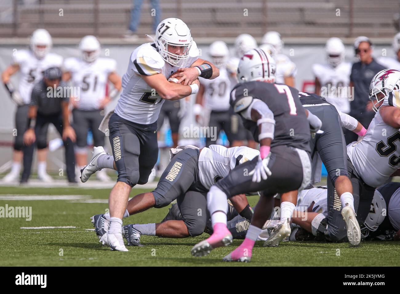 08. Oktober 2022: Harding University Bisons läuft zurück will Fitzhugh (27) spielt den Ball während des NCAA-Fußballspiels zwischen der Harding University Bisons und der Southern Nazarene University Crimson Storm im Crimson Storm Stadium in Bethany, {State/Province}. Ron Lane/CSM Stockfoto