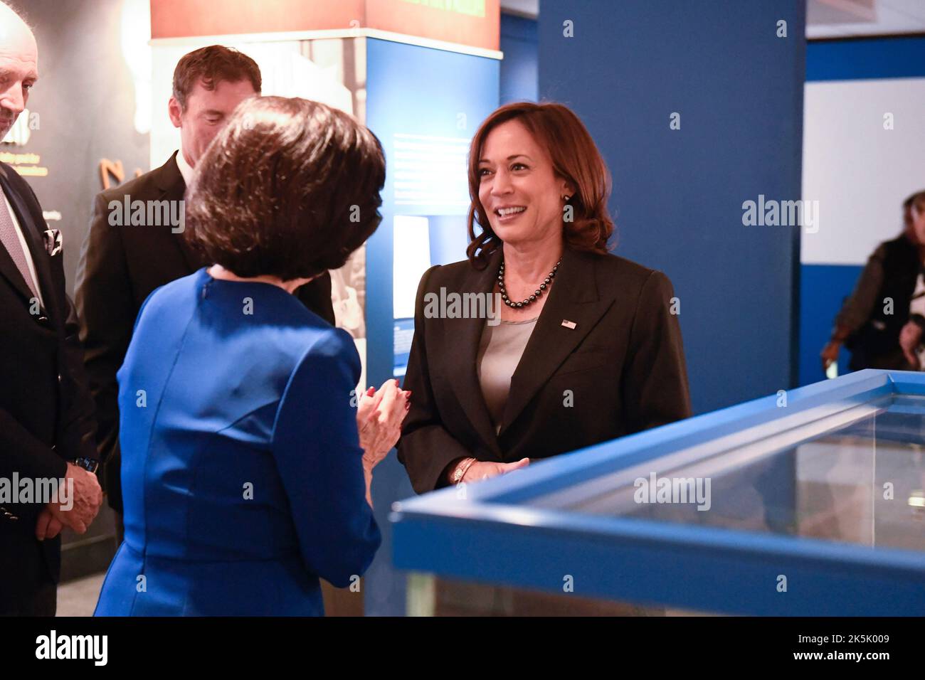 Die US-Vizepräsidentin KAMALA HARRIS steht mit Luci Baines Johnson, der Tochter des ehemaligen Präsidenten Lyndon Baines Johnson, an dem Schreibtisch, an dem Johnson am 6. August 1965 den Voting Rights Act unterzeichnete. Der Schreibtisch befindet sich in der Sammlung der LBJ Library and Museum in Austin. Quelle: Bob Daemmrich/Pool via CNP /MediaPunch Stockfoto