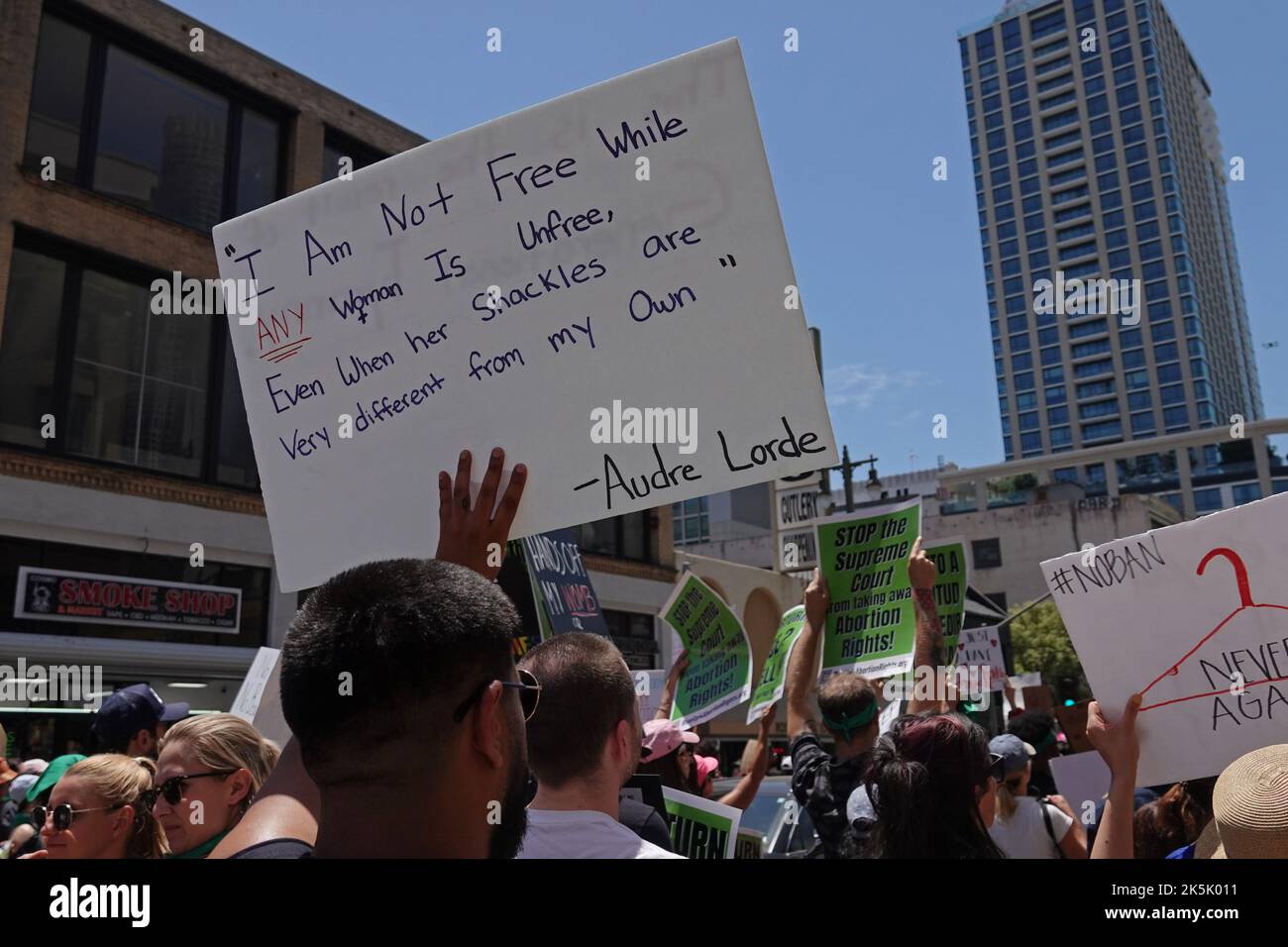 Los Angeles, CA / USA - 14. Mai 2022: Demonstranten, die sich für die Rechte der Frauen auf Fortpflanzungsrechte einsetzen, versammeln sich und halten Schilder in der Innenstadt von L.A. ab Stockfoto