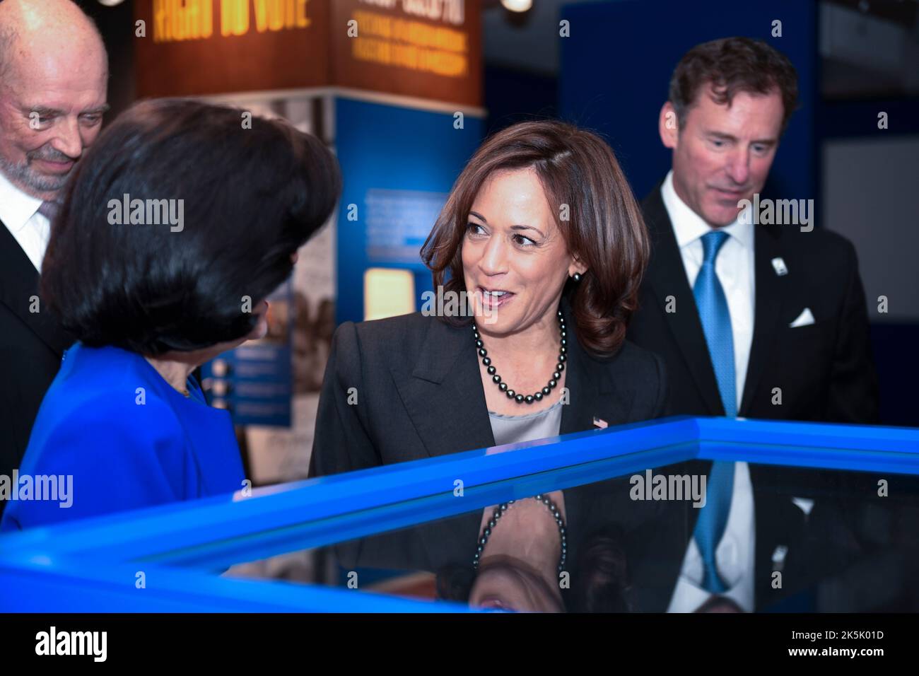 Die US-Vizepräsidentin KAMALA HARRIS steht mit Luci Baines Johnson, der Tochter des ehemaligen Präsidenten Lyndon Baines Johnson, an dem Schreibtisch, an dem Johnson am 6. August 1965 den Voting Rights Act unterzeichnete. Der Schreibtisch befindet sich in der Sammlung der LBJ Library and Museum in Austin. Quelle: Bob Daemmrich/Pool via CNP /MediaPunch Stockfoto